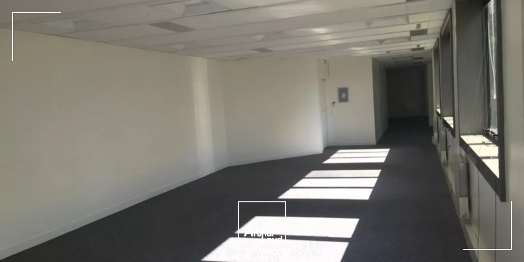 Bureaux lumineux et fonctionnels à proximité du RER A - Accès rapide à la Défense - Nombreux services et parkings