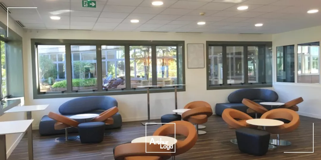 Bureaux lumineux et fonctionnels à proximité du RER A - Accès rapide à la Défense - Nombreux services et parkings