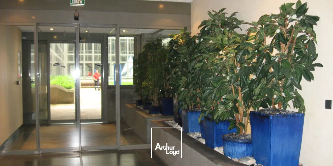 Bureaux lumineux et fonctionnels à proximité du RER A - Accès rapide à la Défense - Nombreux services et parkings