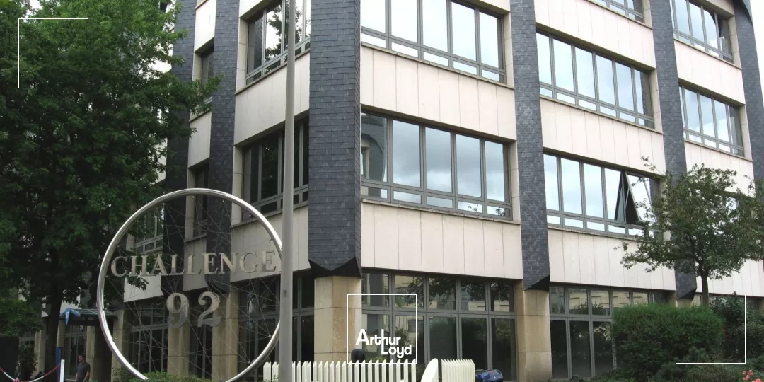 Bureaux lumineux et fonctionnels à proximité du RER A - Accès rapide à la Défense - Nombreux services et parkings