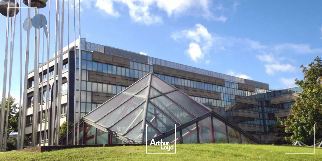 Bureaux lumineux et fonctionnels à proximité du RER A - Accès rapide à la Défense - Nombreux services et parkings