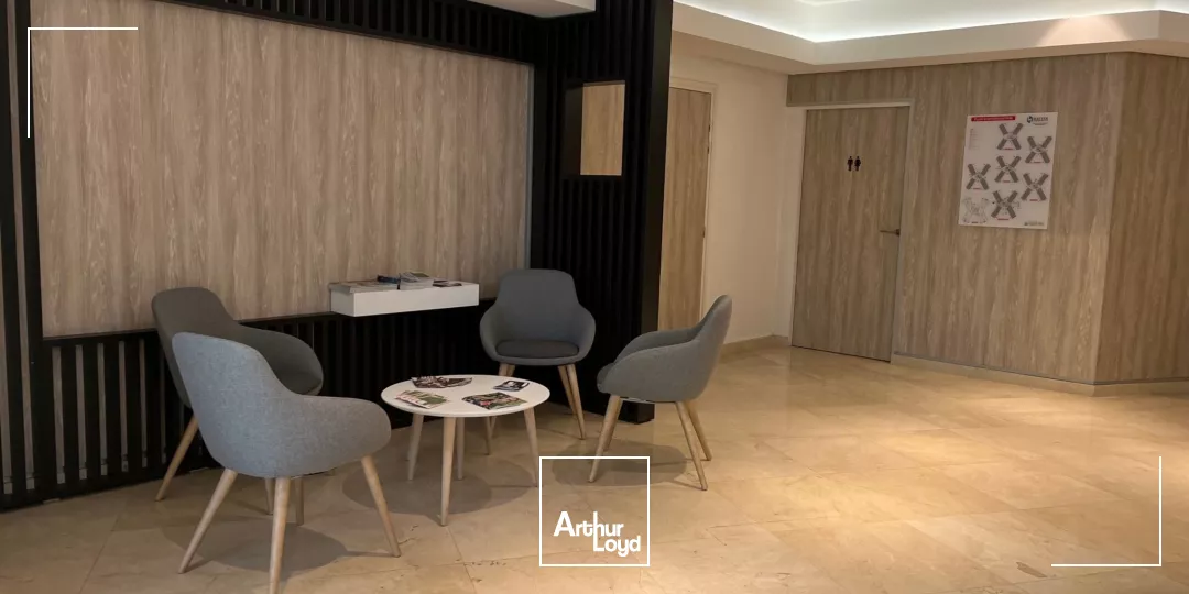 Immeuble de bureaux labellisé - RER A à proximité - Nombreux services - Parkings