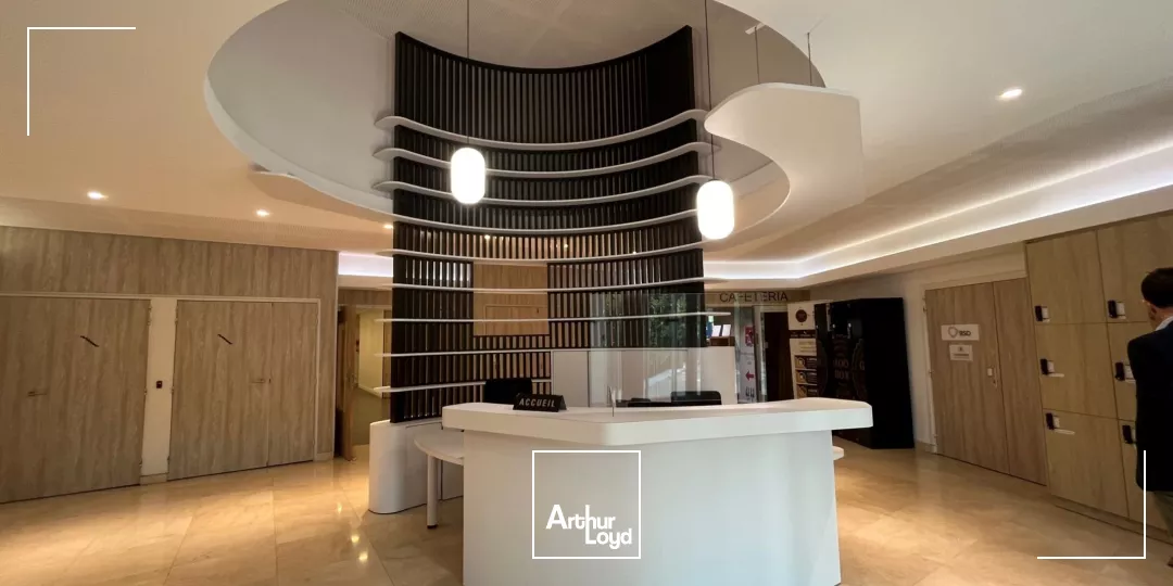 Immeuble de bureaux labellisé - RER A à proximité - Nombreux services - Parkings