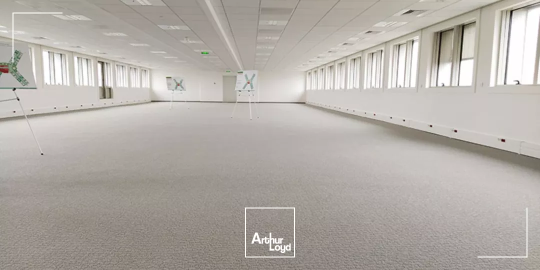 Immeuble de bureaux labellisé - RER A à proximité - Nombreux services - Parkings