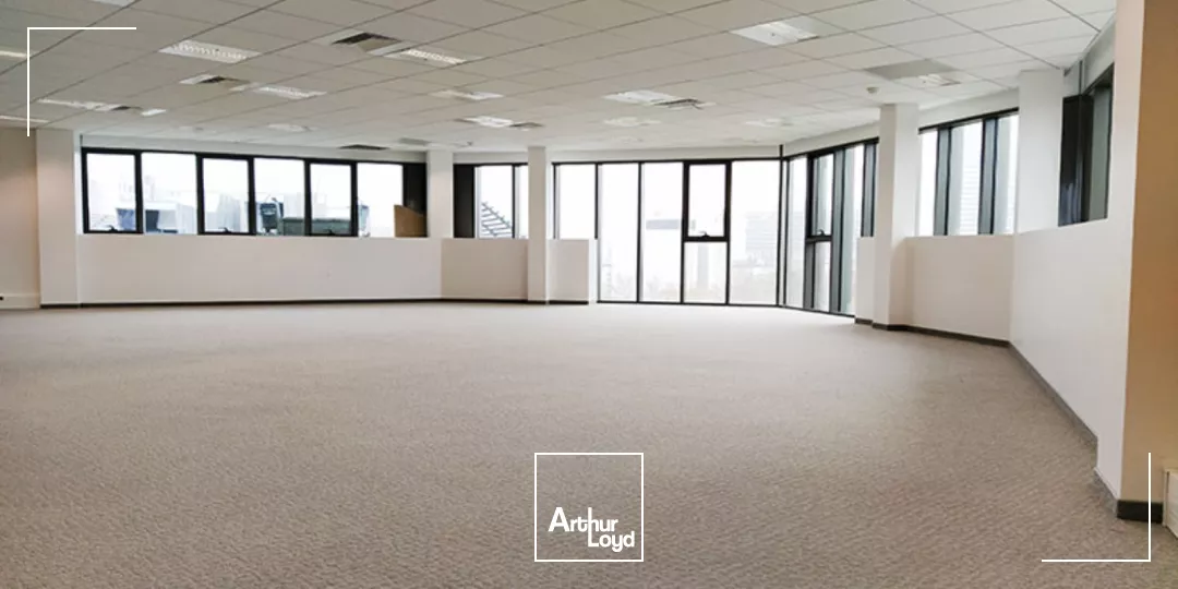 Immeuble de bureaux labellisé - RER A à proximité - Nombreux services - Parkings