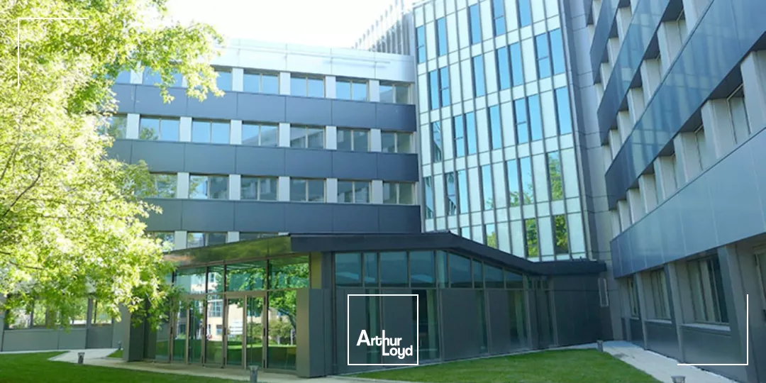 Immeuble de bureaux labellisé - RER A à proximité - Nombreux services - Parkings