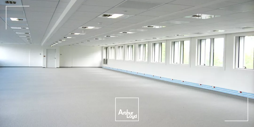 Immeuble de bureaux labellisé - RER A à proximité - Nombreux services - Parkings