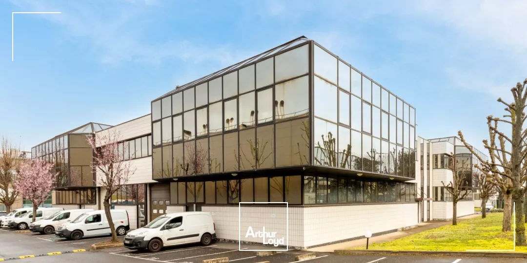 Activité et bureaux rénovés à louer - Site fermé - Portes sectionnelles - Proximité A86