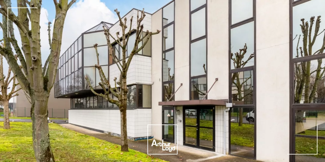 Activité et bureaux rénovés à louer - Site fermé - Portes sectionnelles - Proximité A86