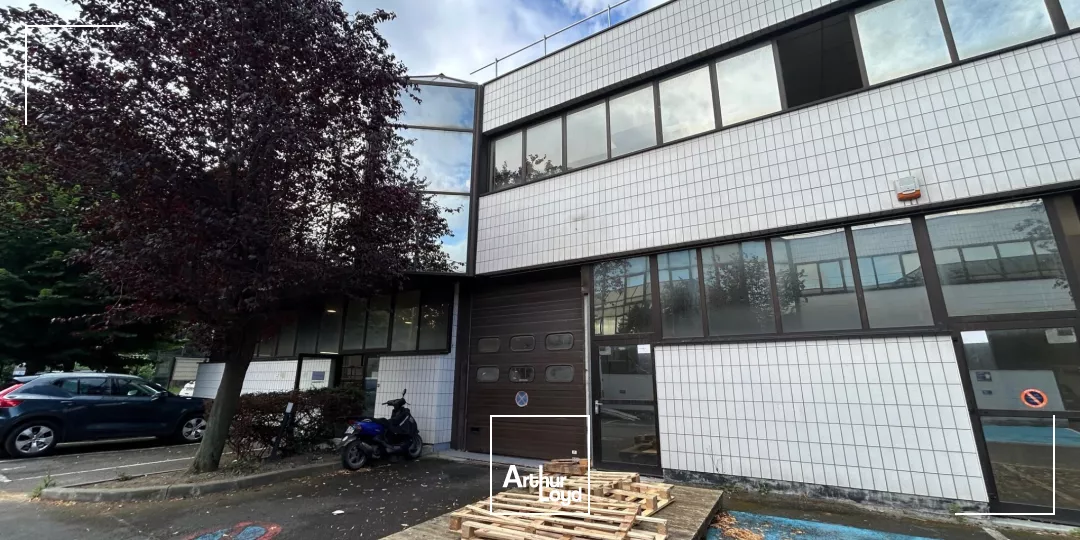 Activité et bureaux rénovés à louer - Site fermé - Portes sectionnelles - Proximité A86