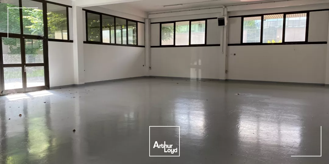 Activité et bureaux rénovés à louer - Site fermé - Portes sectionnelles - Proximité A86