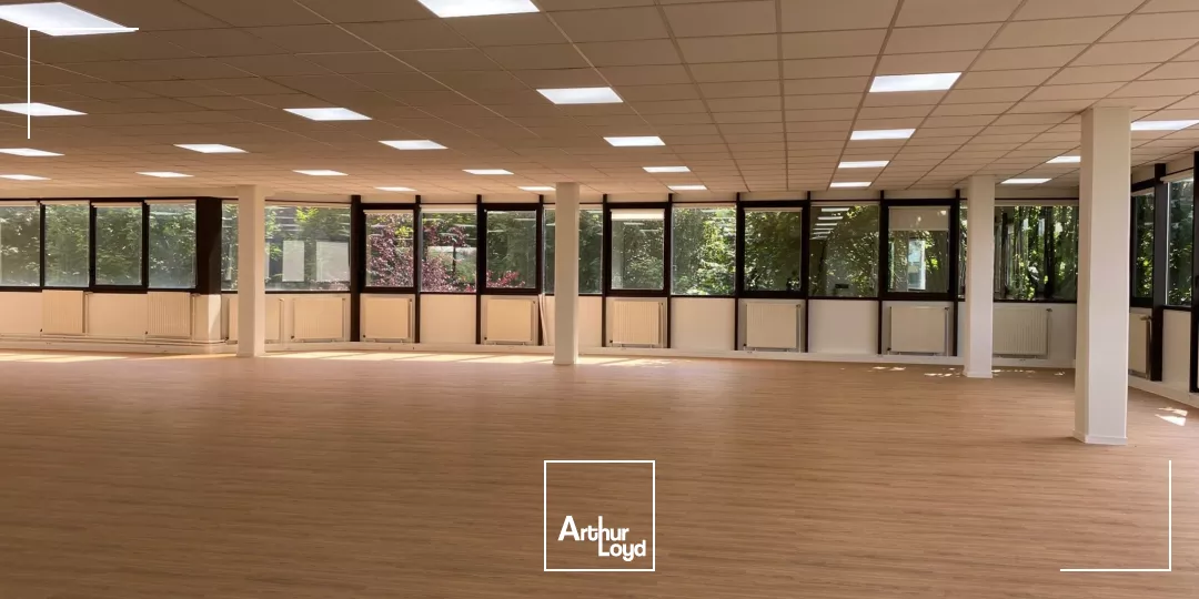 Activité et bureaux rénovés à louer - Site fermé - Portes sectionnelles - Proximité A86