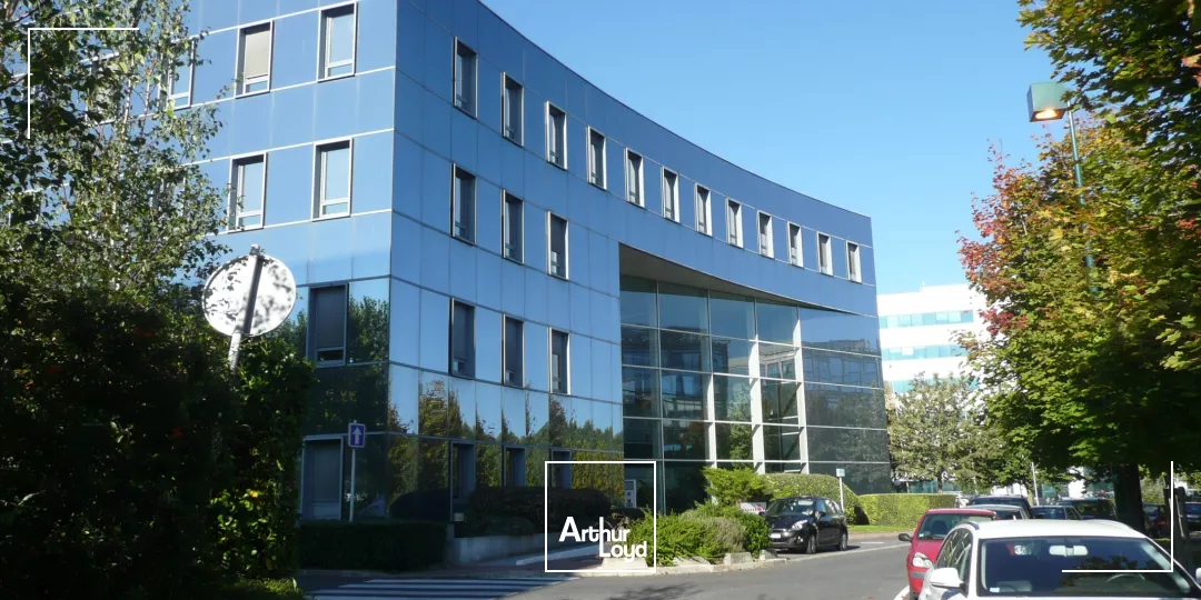 MAGNIFIQUE IMMEUBLE AU PIED DU RER