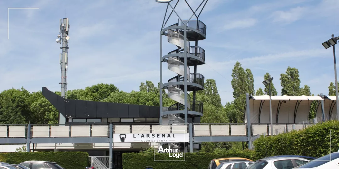 MAGNIFIQUE IMMEUBLE AU PIED DU RER