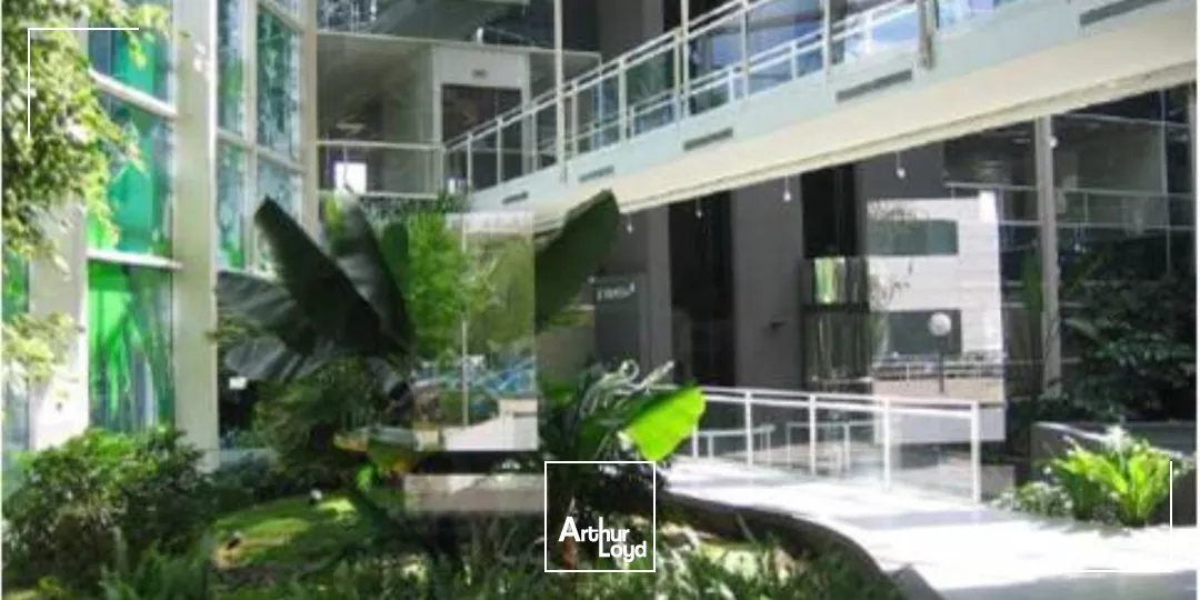 MAGNIFIQUE IMMEUBLE AU PIED DU RER