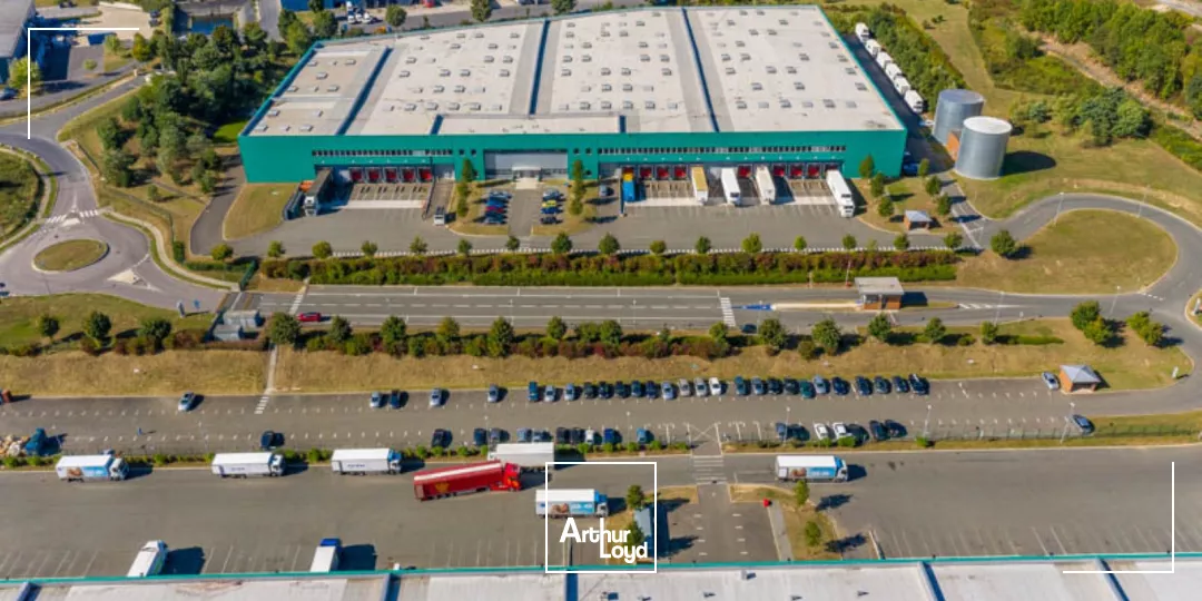 Entrepôt logistique à louer de dernière génération à Moussy-le-Neuf (5527 m² non divisibles). Bail dérogatoire possible
