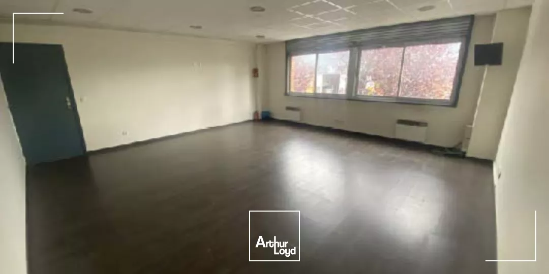 Locaux d'activités divisibles à louer 918 m² au Bourget - accès A1, RER B & CDG, adaptés poids lourds