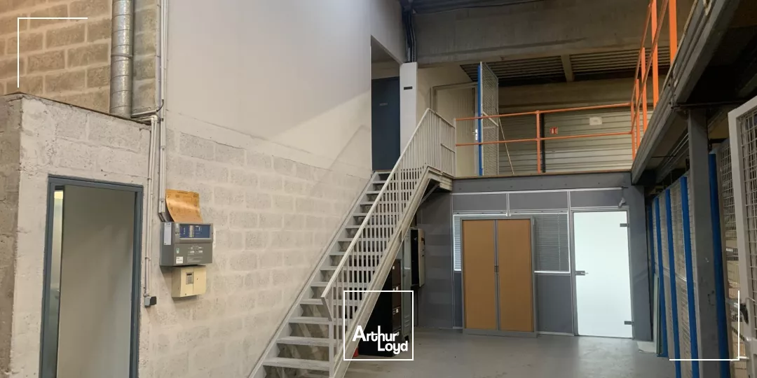 Locaux d'activités divisibles à louer 918 m² au Bourget - accès A1, RER B & CDG, adaptés poids lourds