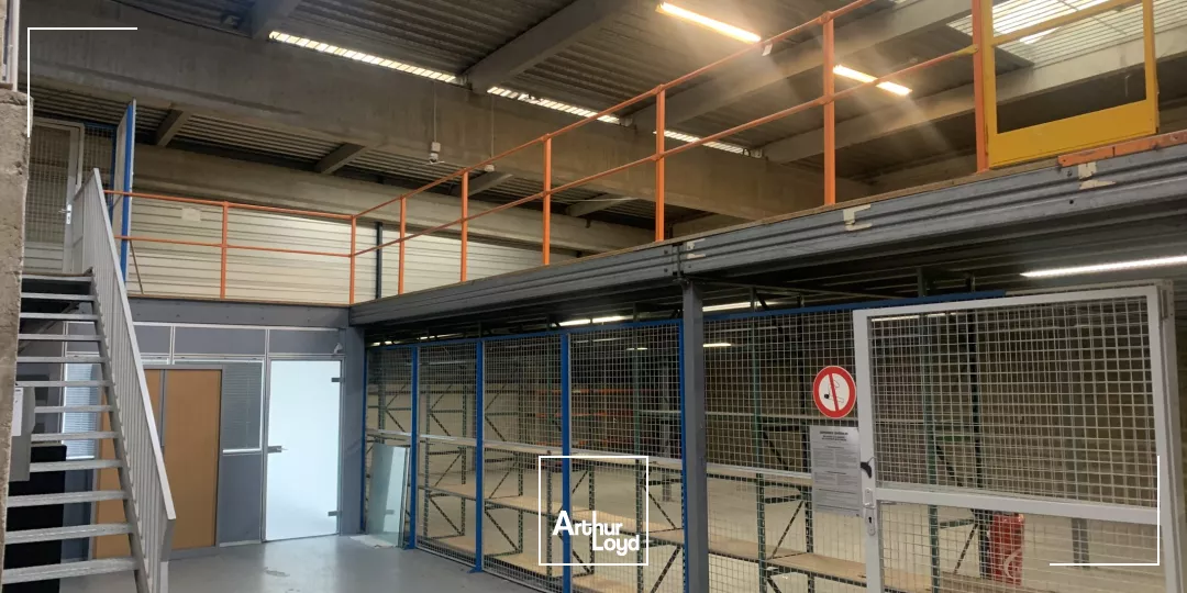 Locaux d'activités divisibles à louer 918 m² au Bourget - accès A1, RER B & CDG, adaptés poids lourds