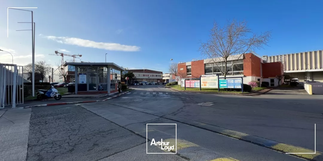 Saint-Ouen - Location de locaux d'activités et entrepôts à quai polyvalents avec bureaux, dès 559 m²