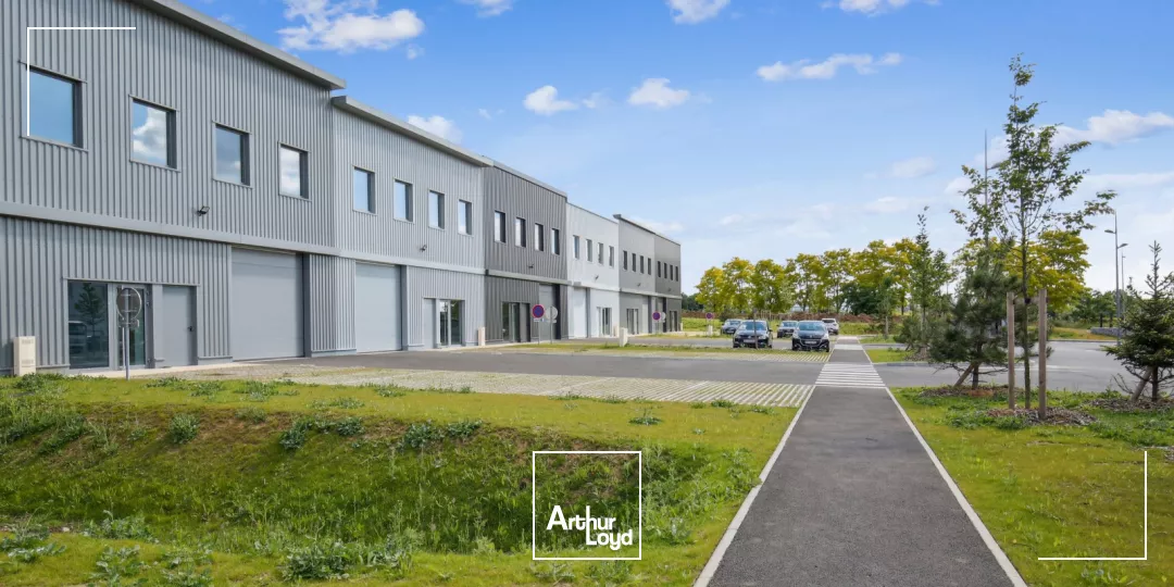 Locaux d'activités à louer à Roissy - Parc certifié BREEAM Very Good face au Golf de Roissy et proche Roissy CdG, surfaces dès 383 m²