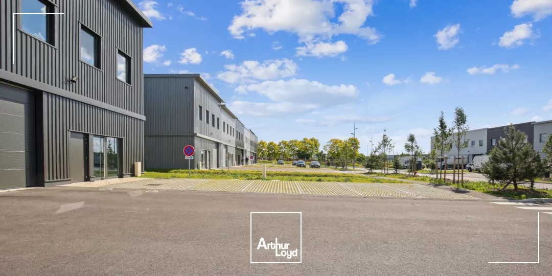 Locaux d'activités à louer à Roissy - Parc certifié BREEAM Very Good face au Golf de Roissy et proche Roissy CdG, surfaces dès 383 m²