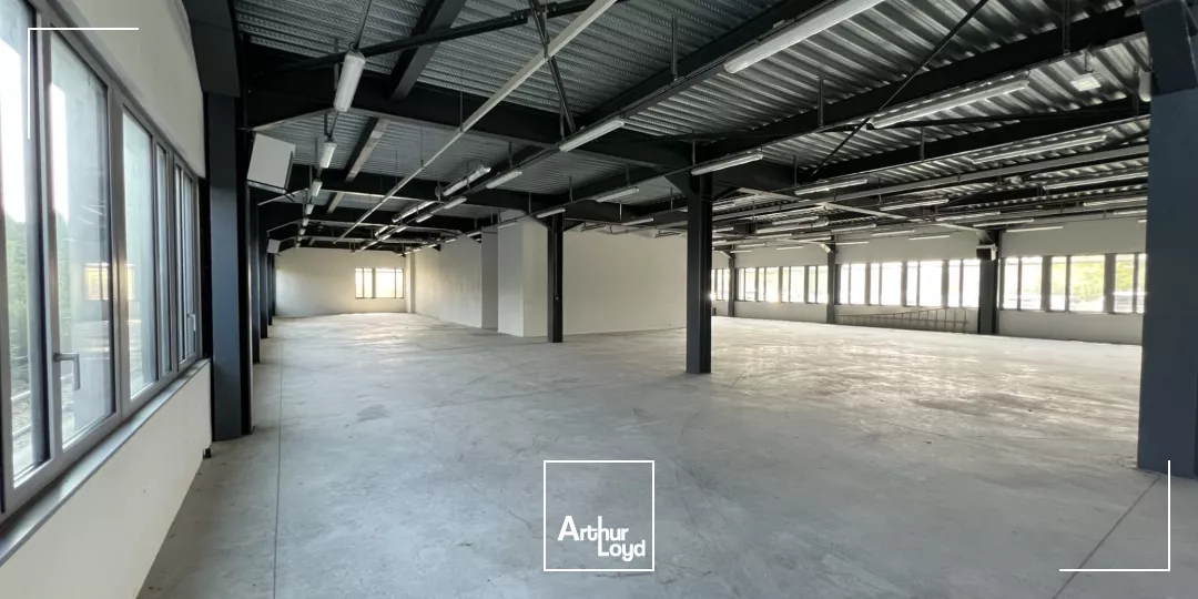 Pulsar, bâtiment indépendant labellisé à louer à Roissy - 2070 m² de bureaux (avec terrasse) et activités, 45 parkings, directement au pied du Golf de Roissy