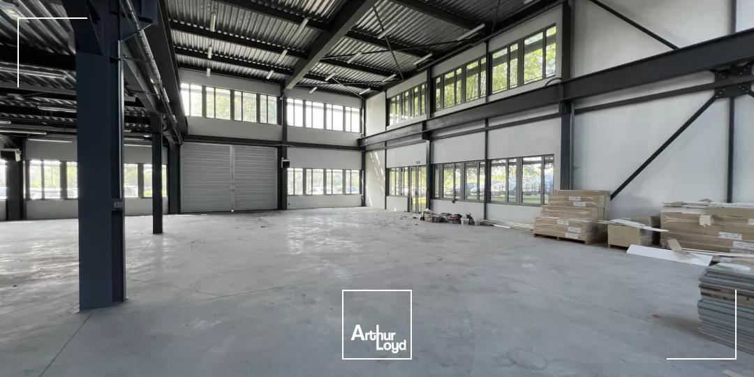 Pulsar, bâtiment indépendant labellisé à louer à Roissy - 2070 m² de bureaux (avec terrasse) et activités, 45 parkings, directement au pied du Golf de Roissy