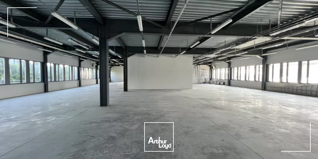 Pulsar, bâtiment indépendant labellisé à louer à Roissy - 2070 m² de bureaux (avec terrasse) et activités, 45 parkings, directement au pied du Golf de Roissy