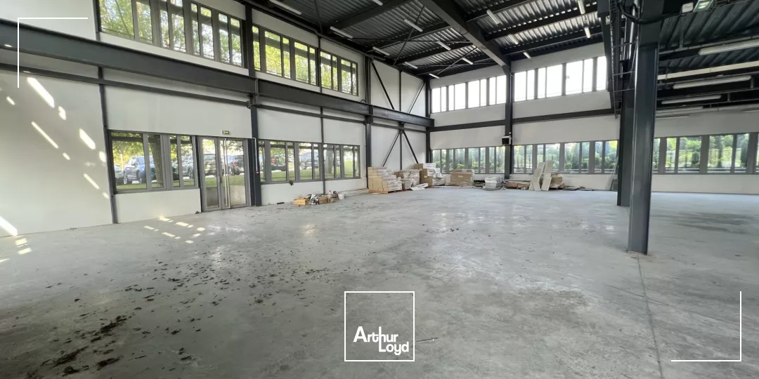 Pulsar, bâtiment indépendant labellisé à louer à Roissy - 2070 m² de bureaux (avec terrasse) et activités, 45 parkings, directement au pied du Golf de Roissy