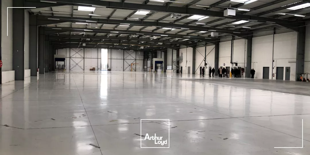 Location locaux d'activité et bureaux modulables - Surface de 4174 m2 divisibles à partir de 760 m2 - Le Mesnil Amelot, proche Paris CDG