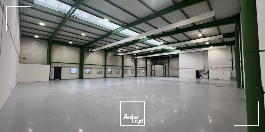 Location locaux d'activité et bureaux modulables - Surface de 4174 m2 divisibles à partir de 760 m2 - Le Mesnil Amelot, proche Paris CDG