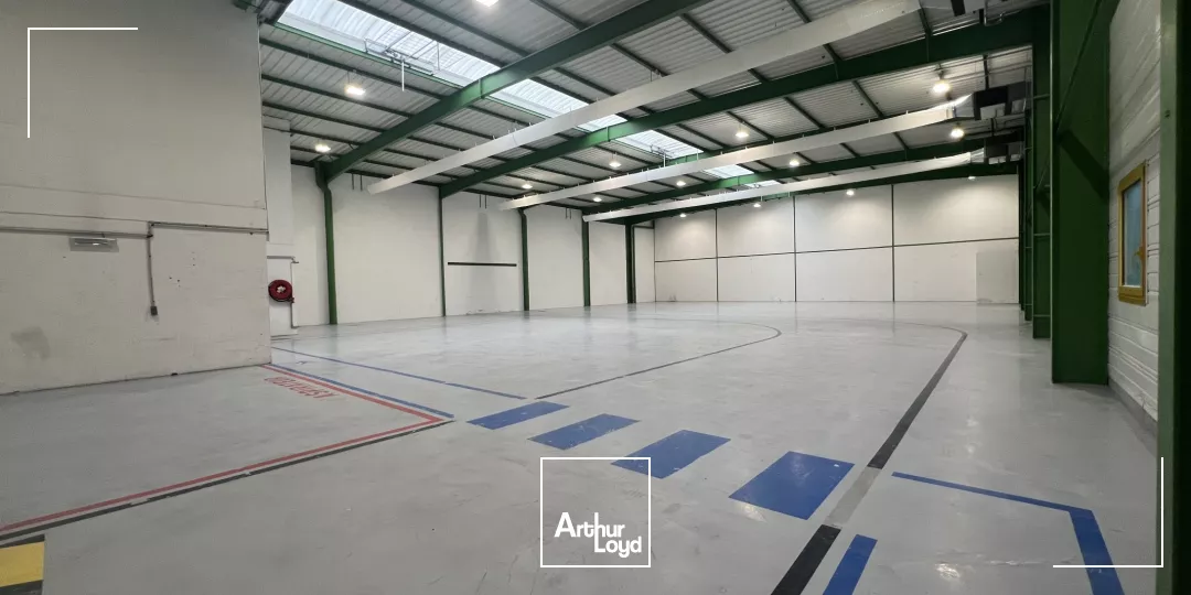Location locaux d'activité et bureaux modulables - Surface de 4174 m2 divisibles à partir de 760 m2 - Le Mesnil Amelot, proche Paris CDG