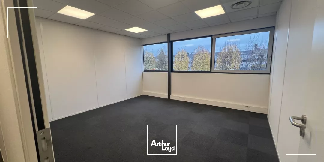 Location locaux d'activité et bureaux modulables - Surface de 4174 m2 divisibles à partir de 760 m2 - Le Mesnil Amelot, proche Paris CDG