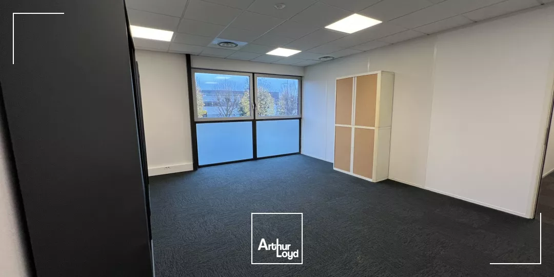 Location locaux d'activité et bureaux modulables - Surface de 4174 m2 divisibles à partir de 760 m2 - Le Mesnil Amelot, proche Paris CDG