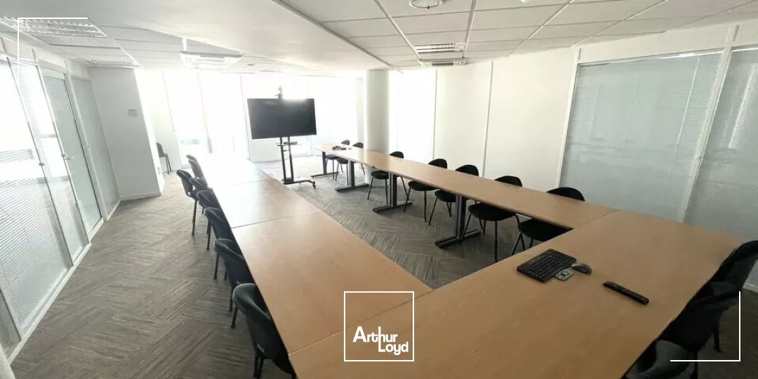 A LOUER BUREAUX POITIERS HYPER CENTRE 270.85m² + PLACES DE STATIONNEMENT