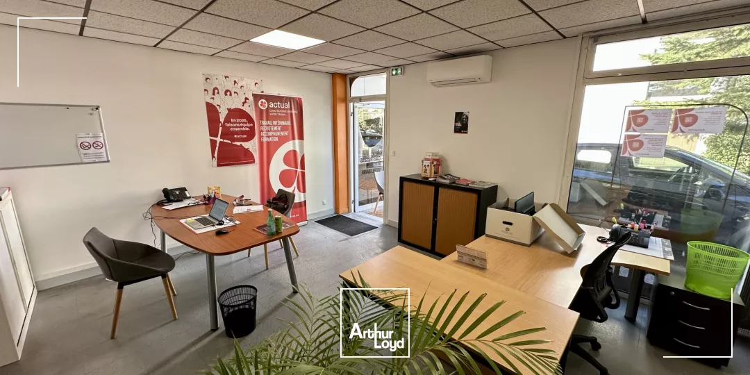 Bureaux a louer en RDC avec visibilité de la D9 et parking 