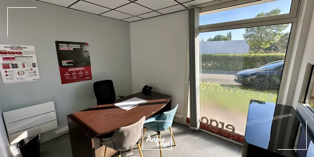 Bureaux a louer en RDC avec visibilité de la D9 et parking 