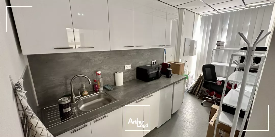 Bureaux a louer en RDC avec visibilité de la D9 et parking 