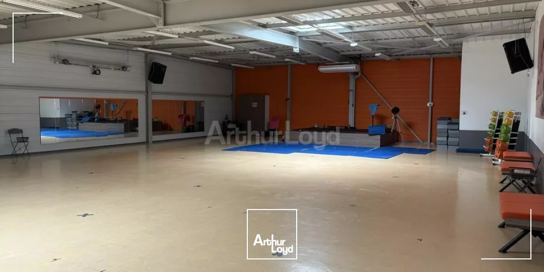 LOCAL COMMERCIAL à VENDRE de 2533 m²