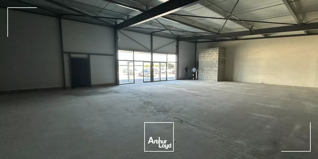 A LOUER - LOCAL COMMERCIAL - 290m² AU COEUR D'UNE ZONE COMMERCIALE TRÈS FRÉQUENTÉE À POITIERS