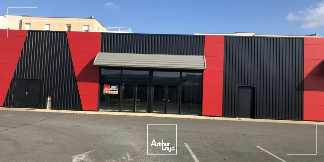 A LOUER - LOCAL COMMERCIAL - 290m² AU COEUR D'UNE ZONE COMMERCIALE TRÈS FRÉQUENTÉE À POITIERS