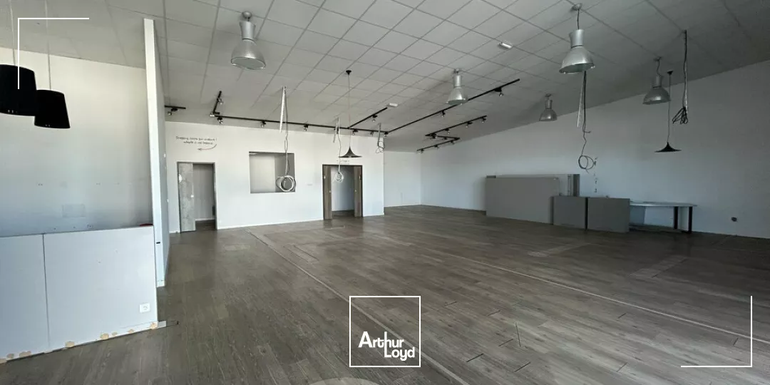 A LOUER - LOCAL COMMERCIAL DE 230m² - ZONE COMMERCIALE DYNAMIQUE - POITIERS