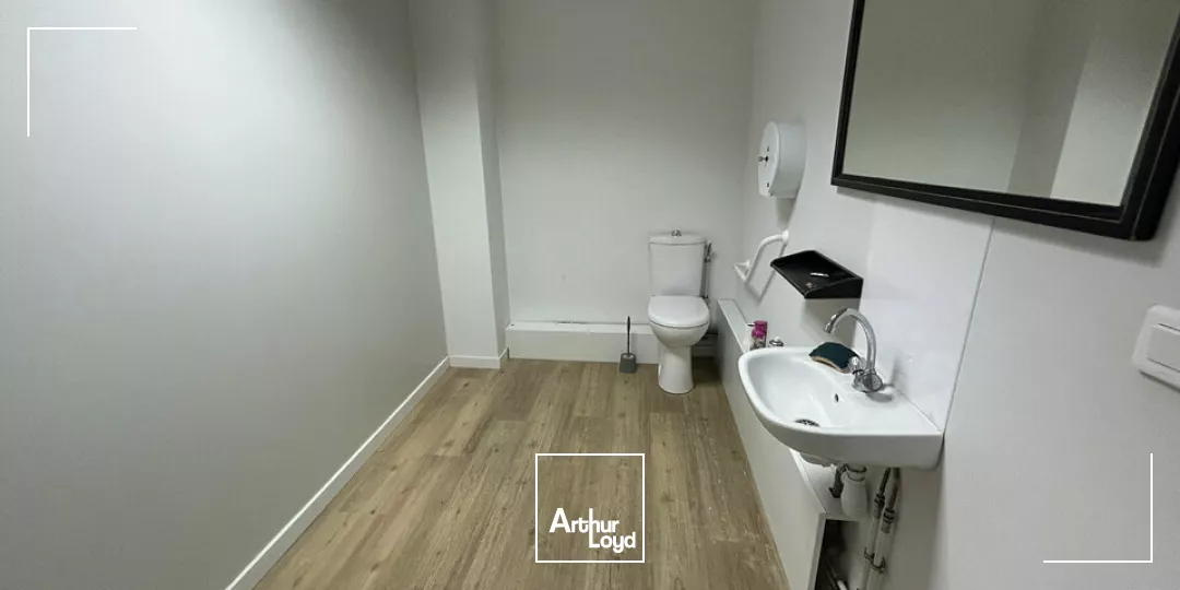 A LOUER - LOCAL COMMERCIAL DE 230m² - ZONE COMMERCIALE DYNAMIQUE - POITIERS