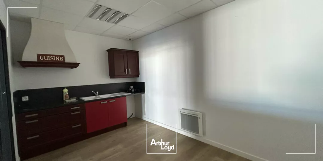 A LOUER - LOCAL COMMERCIAL DE 230m² - ZONE COMMERCIALE DYNAMIQUE - POITIERS
