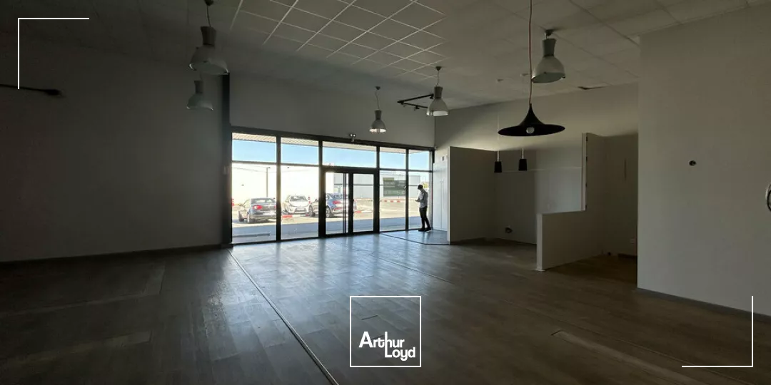 A LOUER - LOCAL COMMERCIAL DE 230m² - ZONE COMMERCIALE DYNAMIQUE - POITIERS