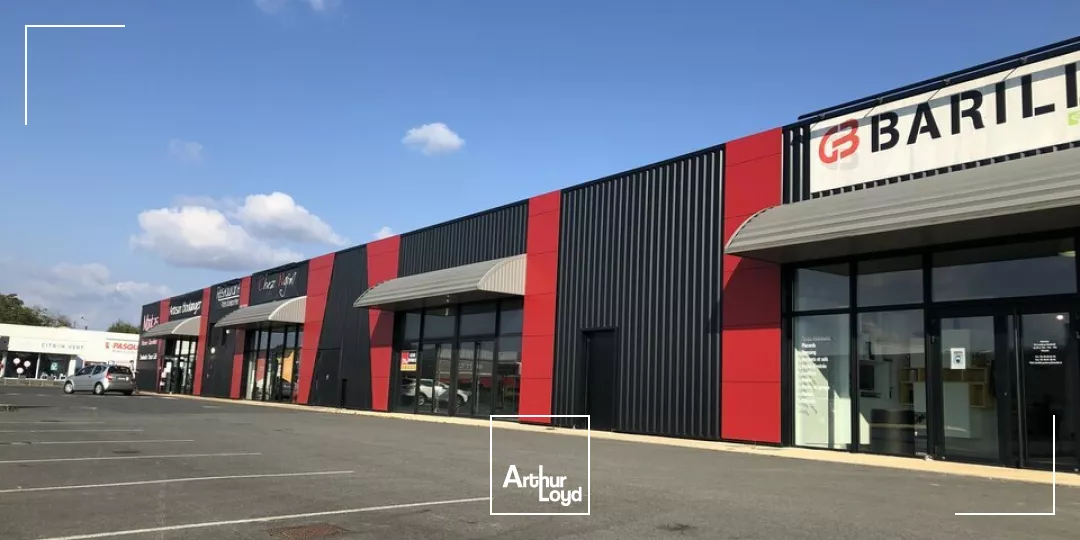 A LOUER - LOCAL COMMERCIAL DE 230m² - ZONE COMMERCIALE DYNAMIQUE - POITIERS