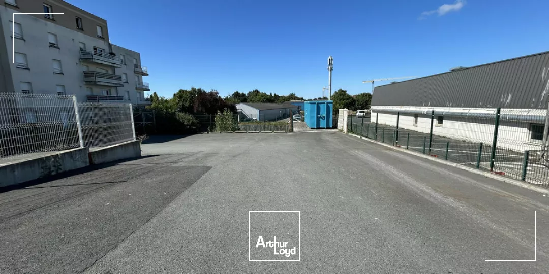 A LOUER - ENTREPÔT - ZONE TERTIAIRE ET COMMERCIALE - POITIERS - 650m² 