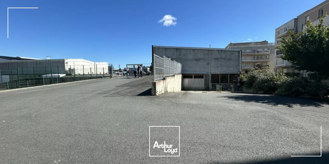 A LOUER - ENTREPÔT - ZONE TERTIAIRE ET COMMERCIALE - POITIERS - 650m² 