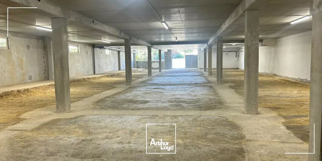 A LOUER - ENTREPÔT - ZONE TERTIAIRE ET COMMERCIALE - POITIERS - 650m² 